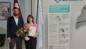 AS “LatRailNet dispečere Kristīne Fejere saņem Atzinības rakstu par ieguldījumu nozarē